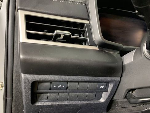 Used 2024 Mitsubishi Outlander SE image 16