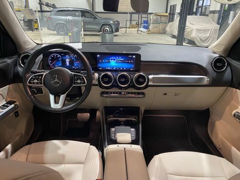Used 2022 Mercedes-Benz GLB 250 image 2