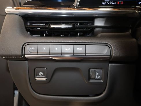 Used 2023 Cadillac Escalade Luxury AWD/4WD image 10