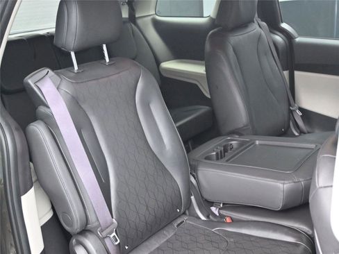 Used 2023 Kia Carnival LX image 8