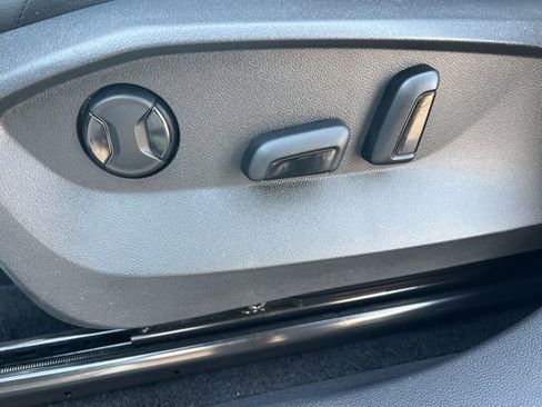 Used 2023 Volkswagen Tiguan SE image 30