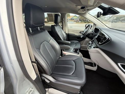 Certified 2024 Chrysler Pacifica Touring-L image 12