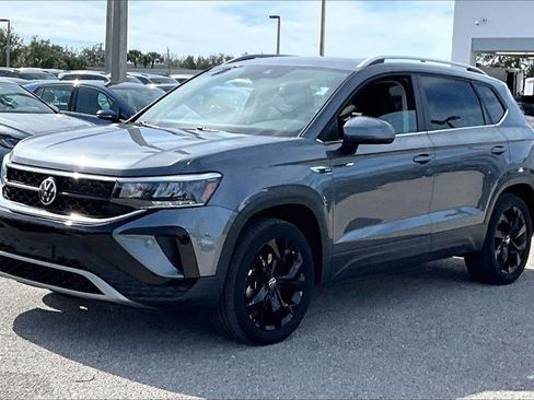 Certified 2022 Volkswagen Taos SE w/ Panoramic Sunroof Package image 9