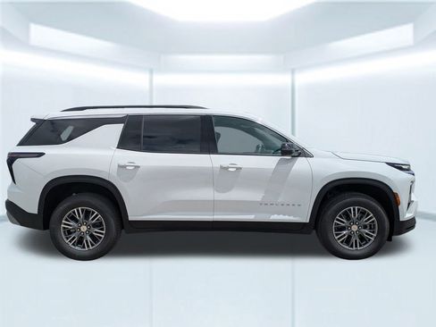 Used 2025 Chevrolet Traverse LT image 7