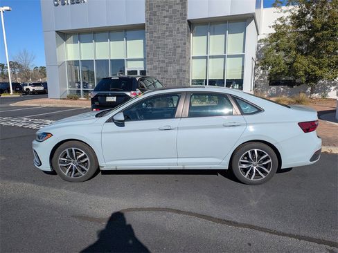 Used 2025 Volkswagen Jetta SE image 3