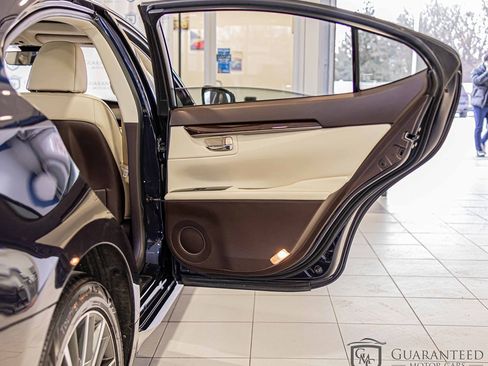 Used 2017 Lexus ES 350 w/ Luxury Package image 42