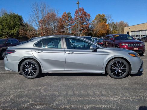 Used 2023 Toyota Camry SE image 4