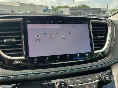 Used 2021 Chrysler Pacifica Touring-L FWD image 22