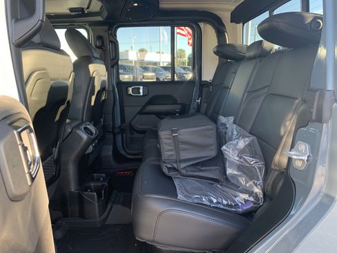 New 2025 Jeep Gladiator Sport image 26