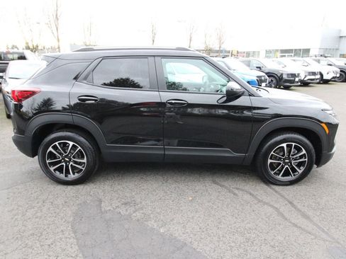 Used 2024 Chevrolet TrailBlazer LT w/ Convenience Package AWD/4WD image 2