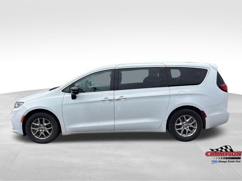 Used 2024 Chrysler Pacifica Touring-L FWD image 2