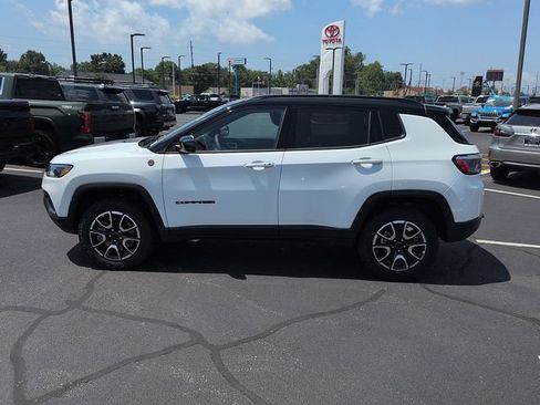 Used 2025 Jeep Compass Trailhawk AWD/4WD image 4