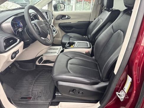 Used 2023 Chrysler Pacifica Touring-L w/ Uconnect Theater Family Group image 9