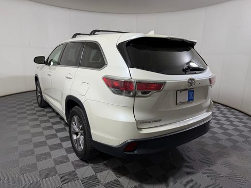 Used 2015 Toyota Highlander Plus FWD image 2