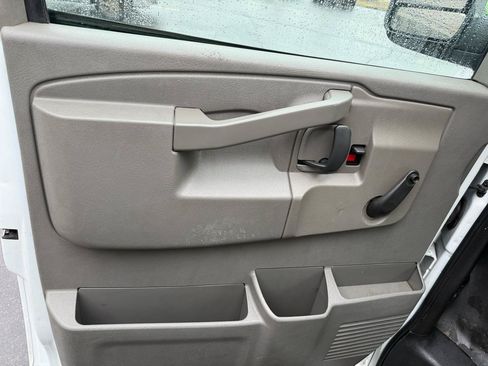 Used 2020 Chevrolet Express 3500 RWD image 18