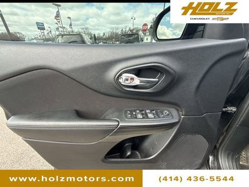 Used 2017 Jeep Cherokee Latitude w/ Cold Weather Group image 20