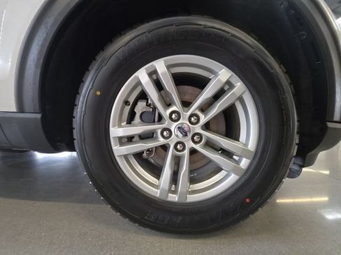 Used 2023 Ford Explorer XLT w/ Equipment Group 202A AWD/4WD image 28