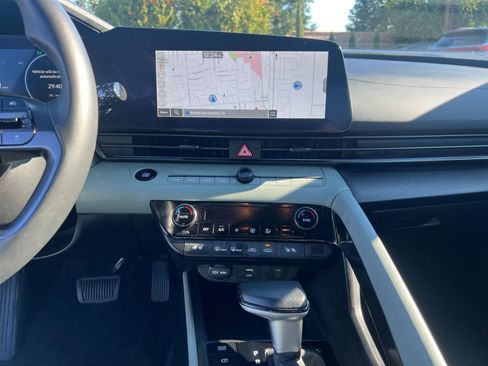 Used 2025 Hyundai Elantra Limited image 18