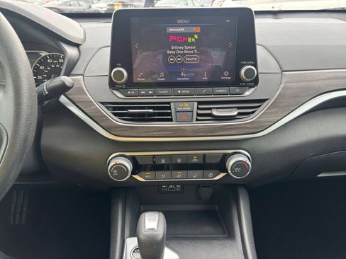 Used 2025 Nissan Altima 2.5 SV FWD image 17