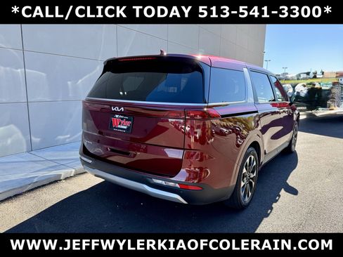 Used 2024 Kia Carnival EX image 3