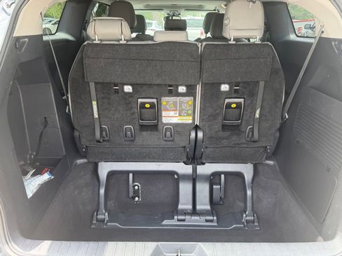 Used 2025 Toyota Sienna XLE FWD image 7