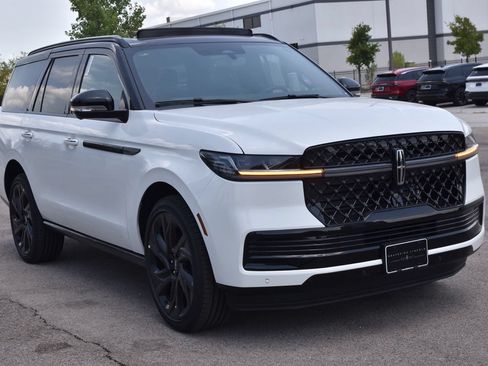 New 2027 Lincoln Navigator Black Label AWD/4WD image 3