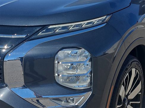 Used 2025 Mitsubishi Outlander SE image 10