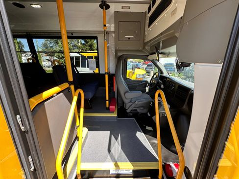 Used 2014 Chevrolet Express 4500 RWD image 16