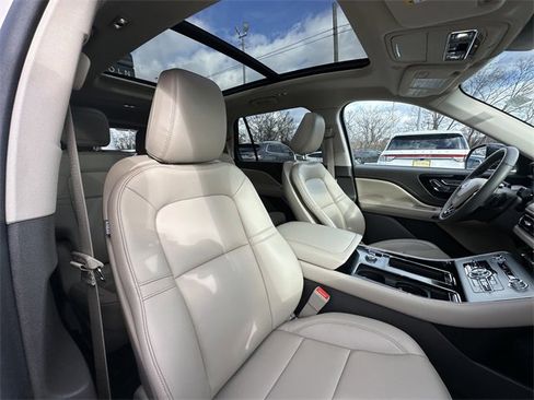 Certified 2023 Lincoln Aviator Standard w/ Premium Package image 34