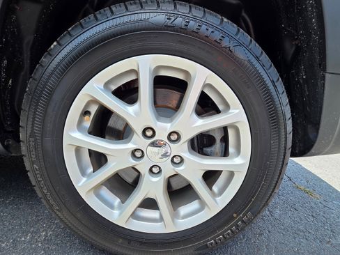 Used 2014 Jeep Cherokee Latitude w/ Cold Weather Group AWD/4WD image 20