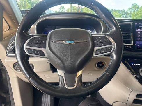 Used 2021 Chrysler Pacifica Touring-L FWD image 11