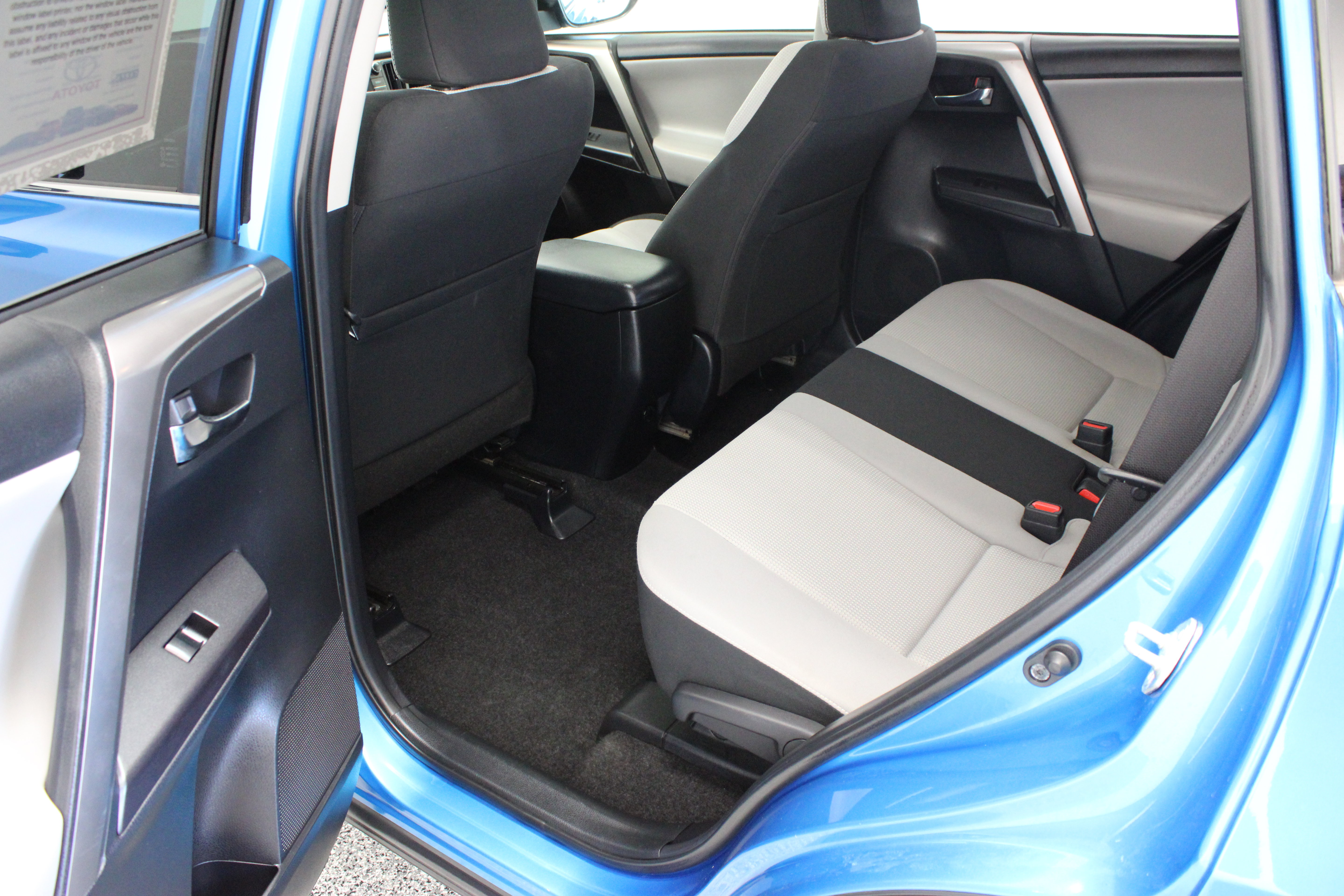 Used 2018 Toyota RAV4 XLE FWD image 27