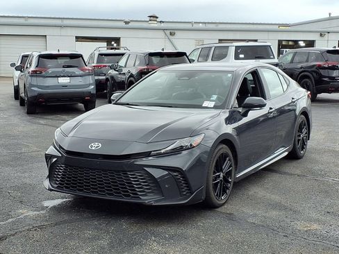 Used 2025 Toyota Camry SE FWD image 2