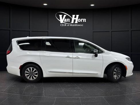 Used 2023 Chrysler Pacifica Limited w/ Uconnect Theater Family Group FWD image 2