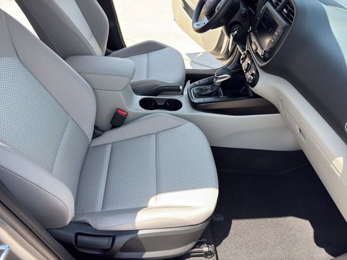Used 2025 Kia Soul LX w/ LX Technology Package FWD image 26