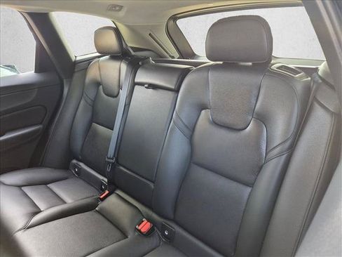 Used 2022 Volvo XC60 B5 Momentum w/ Advanced Package FWD image 16
