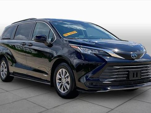 Certified 2021 Toyota Sienna LE FWD image 2