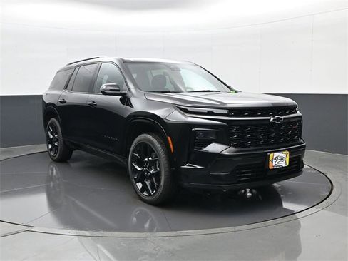 Used 2024 Chevrolet Traverse RS image 3