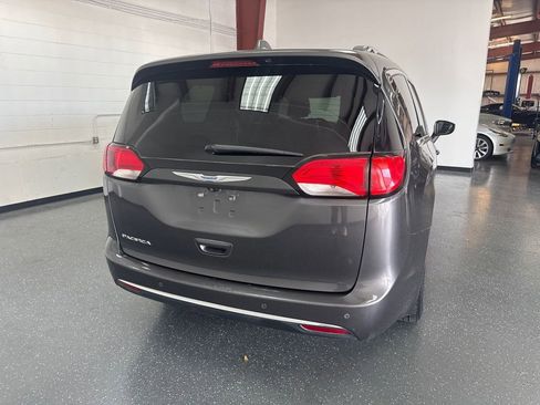 Used 2018 Chrysler Pacifica Touring-L w/ Tire & Wheel Group image 4