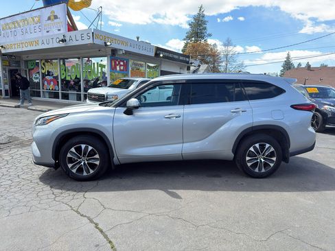 Used 2021 Toyota Highlander XLE AWD/4WD image 3