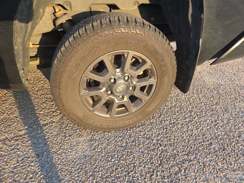 Used 2021 Toyota Tundra 4x4 CrewMax image 13