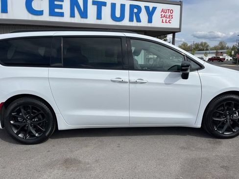 Used 2026 Chrysler Pacifica Limited w/ S Appearance Package FWD image 12