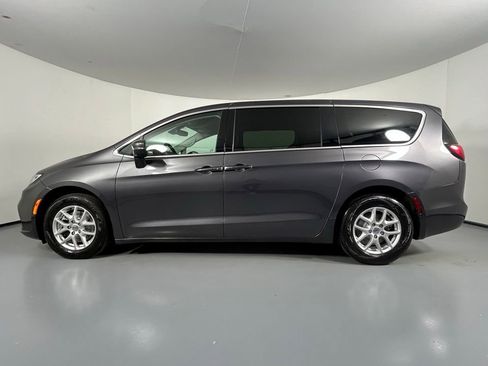 Used 2023 Chrysler Pacifica Touring-L FWD image 4