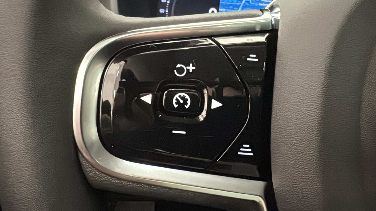 New 2026 Volvo XC90 T8 Plus w/ Protection Package Premier AWD/4WD image 13