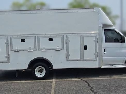 Certified 2017 Ford E-450 and Econoline 450 Super Duty w/ Power Windows & Locks Group RWD image 2