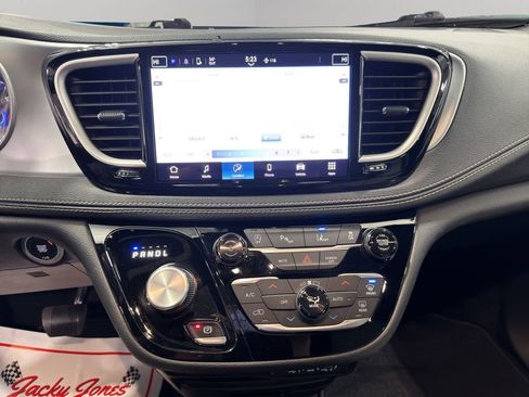 Used 2021 Chrysler Pacifica Touring w/ S Appearance Package image 32