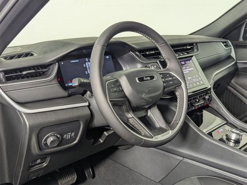 New 2025 Jeep Grand Cherokee Altitude image 11