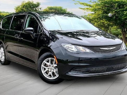 Used 2023 Chrysler Voyager LX FWD image 1