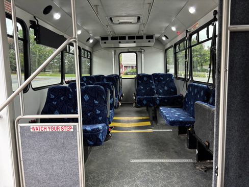 Used 2015 Chevrolet Express 4500 w/ Shuttle Bus Package RWD image 19