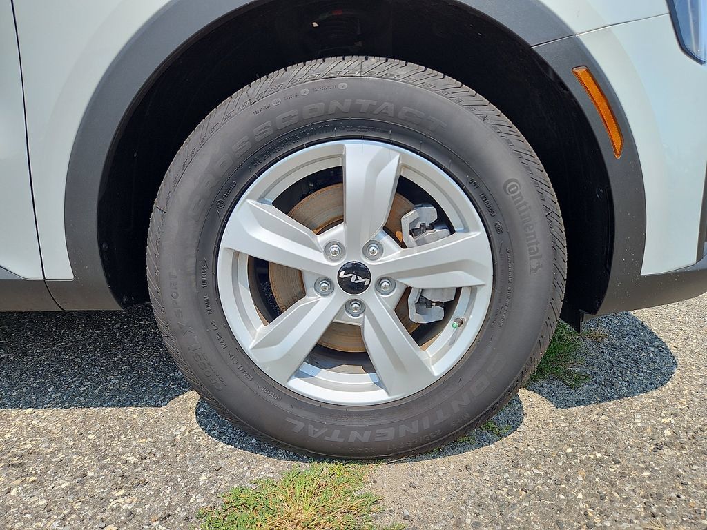 Certified 2026 Kia Sorento LX FWD image 9